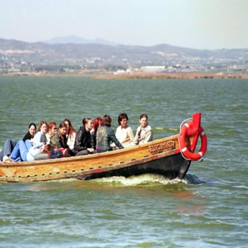 Pasea en barca por el día